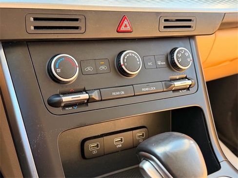 Used 2023 Kia Carnival LX image 19