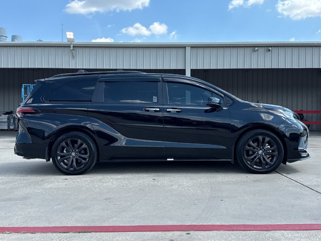 Certified 2025 Toyota Sienna XSE FWD image 7