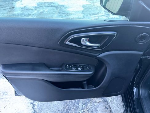 Used 2016 Chrysler 200 Limited image 18