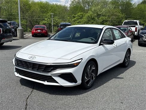 New 2025 Hyundai Elantra SEL image 3