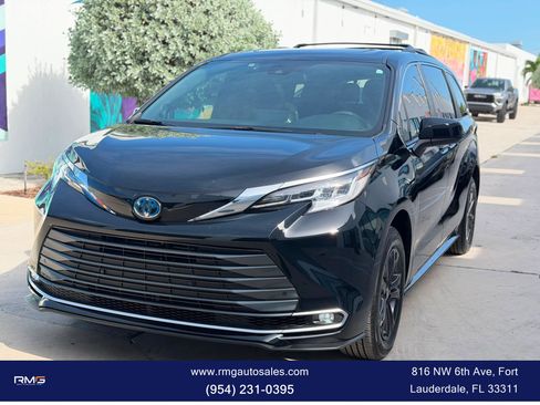 Used 2024 Toyota Sienna XLE Woodland Edition AWD/4WD image 3