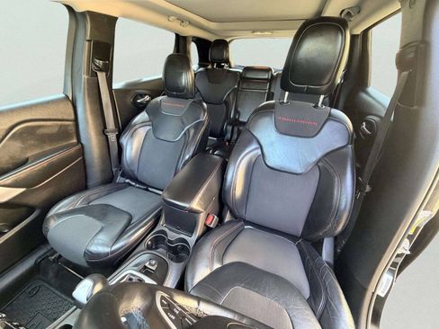 Used 2017 Jeep Cherokee Trailhawk w/ Comfort/Convenience Group AWD/4WD image 18