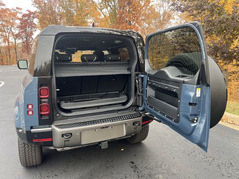 Used 2025 Land Rover Defender 90 X-Dynamic SE image 30