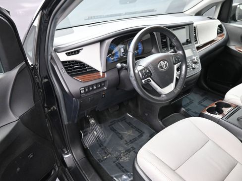 Used 2017 Toyota Sienna Limited Premium image 12