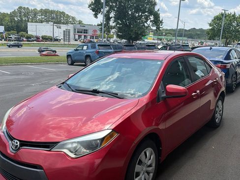 Used 2016 Toyota Corolla LE FWD image 2