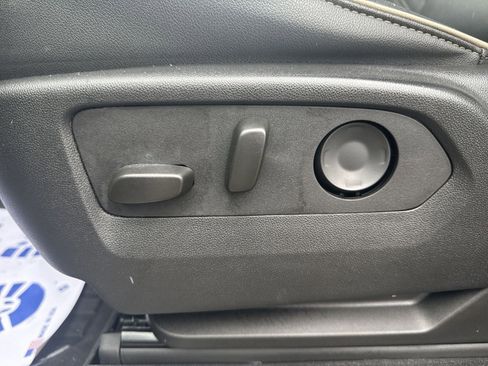 Used 2024 GMC Yukon XL SLT w/ SLT Luxury Package image 14