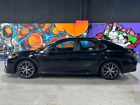 Used 2023 Toyota Camry SE image 3