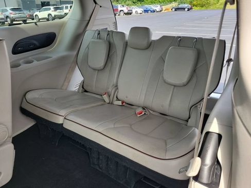 Used 2018 Chrysler Pacifica Limited w/ Tire & Wheel Group FWD image 39