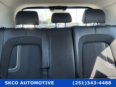 Used 2023 Hyundai Venue Limited image 27