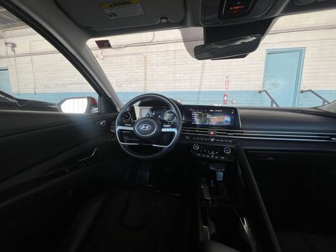 Used 2025 Hyundai Elantra Limited image 34