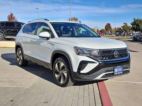 Certified 2023 Volkswagen Taos SE w/ Panoramic Sunroof Package image 4