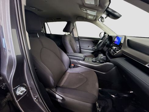 Used 2025 Toyota Highlander LE image 29