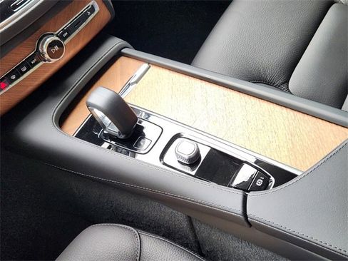 Used 2025 Volvo XC90 T8 Plus w/ Protection Package Premier image 23