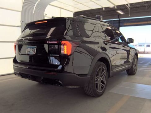 Used 2025 Ford Explorer ST-Line w/ ST-Line Street Pack AWD/4WD image 4