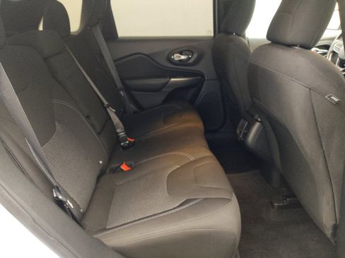 Used 2019 Jeep Cherokee Latitude w/ Cold Weather Group image 19