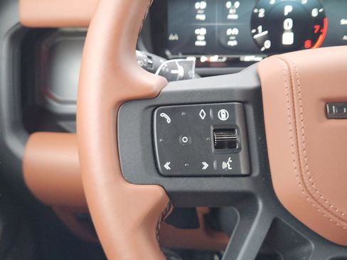 Used 2025 Land Rover Defender 110 image 22