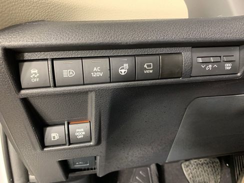 Used 2024 Toyota Sienna Platinum image 22