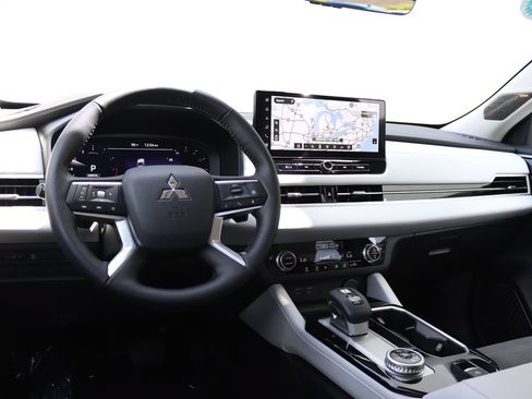 Used 2026 Mitsubishi Outlander SE AWD/4WD image 3