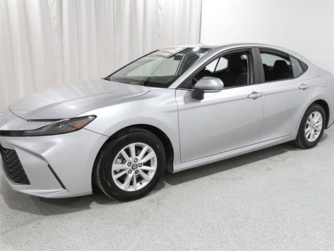 Used 2025 Toyota Camry LE image 3