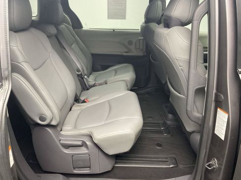 Used 2021 Toyota Sienna XLE FWD image 25