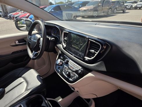 Used 2023 Chrysler Pacifica Touring-L FWD image 6