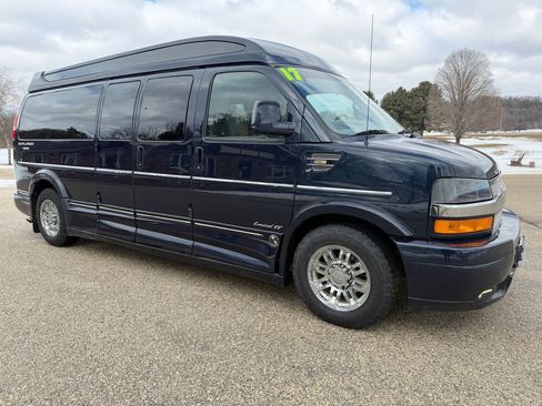 Used 2017 Chevrolet Express 2500 Extended image 4