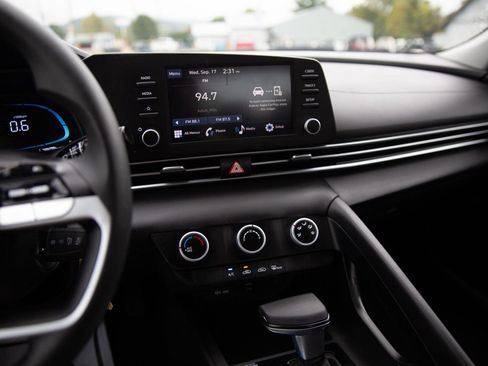 Used 2025 Hyundai Elantra SE image 13