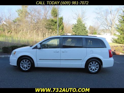 Used 2014 Chrysler Town & Country Touring image 2