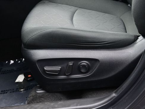 Used 2023 Toyota RAV4 XLE AWD/4WD image 11