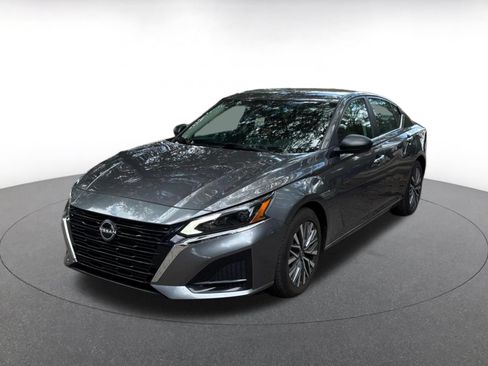 Used 2025 Nissan Altima 2.5 SV FWD image 3