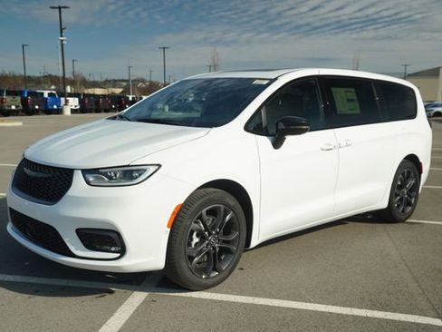 New 2026 Chrysler Pacifica Select image 3