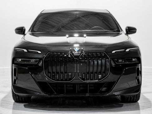 Used 2025 BMW 760i xDrive image 2