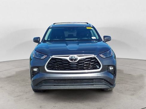 Used 2023 Toyota Highlander XLE FWD image 2