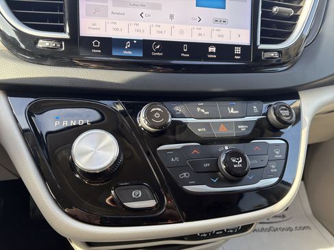 Used 2023 Chrysler Pacifica Touring-L image 21