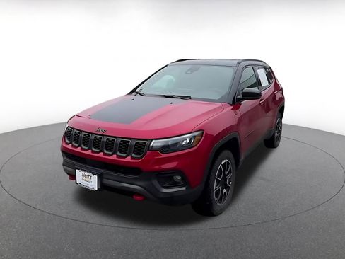 Used 2025 Jeep Compass Trailhawk AWD/4WD image 4