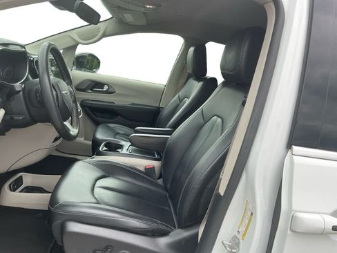 Used 2024 Chrysler Pacifica Touring-L FWD image 9