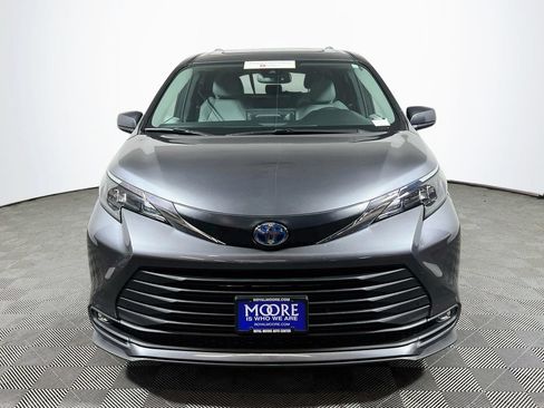 Certified 2025 Toyota Sienna XLE FWD image 2