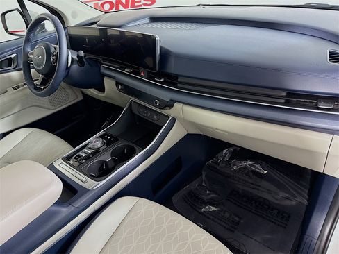 Used 2026 Kia Carnival EX image 35