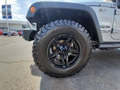 Used 2017 Jeep Wrangler Unlimited Sport w/ Mopar Black Appearance Group AWD/4WD image 28