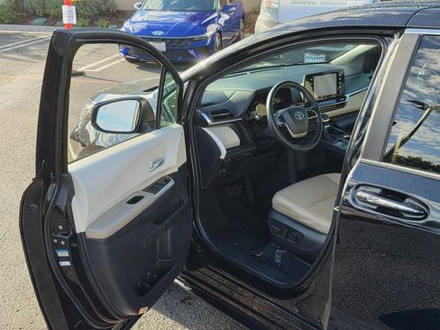 Used 2021 Toyota Sienna XLE image 42