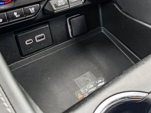 Used 2023 Chevrolet Suburban Premier image 33