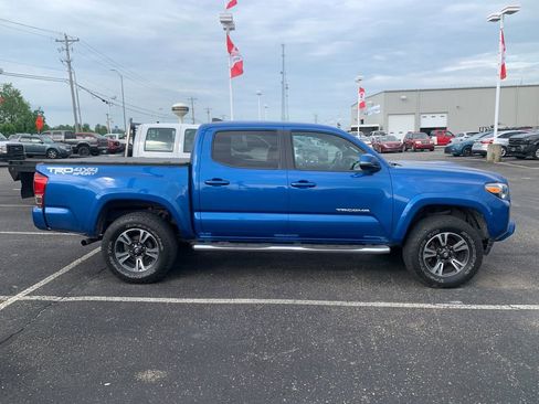 Used 2017 Toyota Tacoma TRD Sport w/ Premium & Technology Package AWD/4WD image 2