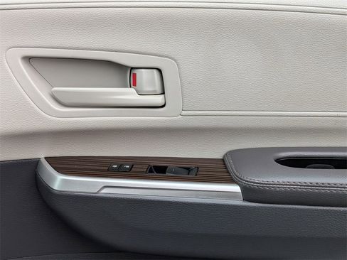 Used 2024 Toyota Sienna LE image 31