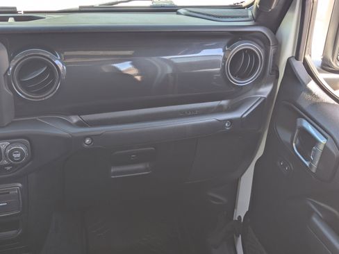 Used 2022 Jeep Gladiator Sport image 16