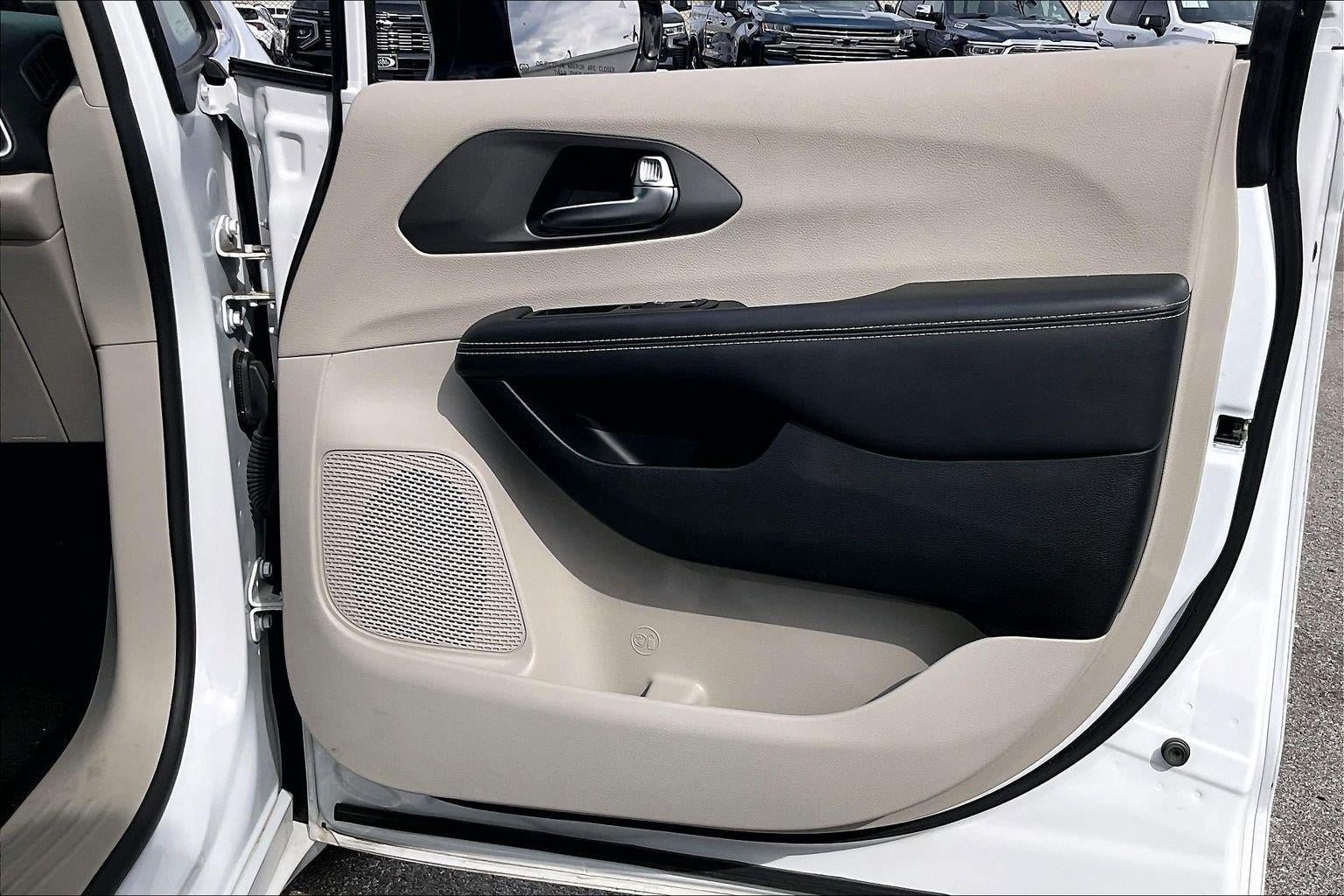 Used 2024 Chrysler Pacifica Touring-L FWD image 26