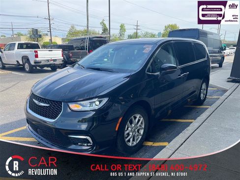 Used 2023 Chrysler Pacifica Touring-L FWD image 4