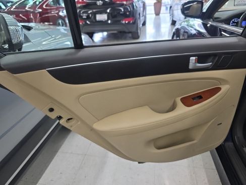 Used 2013 Hyundai Genesis 3.8 w/ Premium Pkg RWD image 15