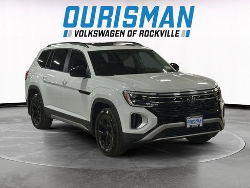 Used 2025 Volkswagen Atlas Peak Edition SE image 1