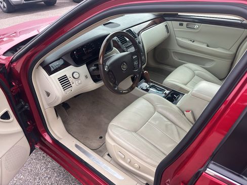 Used 2009 Cadillac DTS w/ Sun And Navigation Package FWD image 9