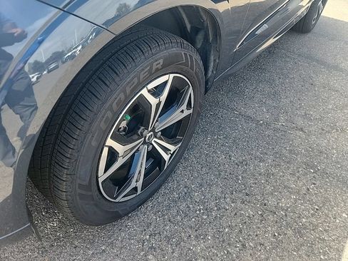 Used 2022 Volvo XC60 B5 Momentum w/ Climate Package FWD image 8